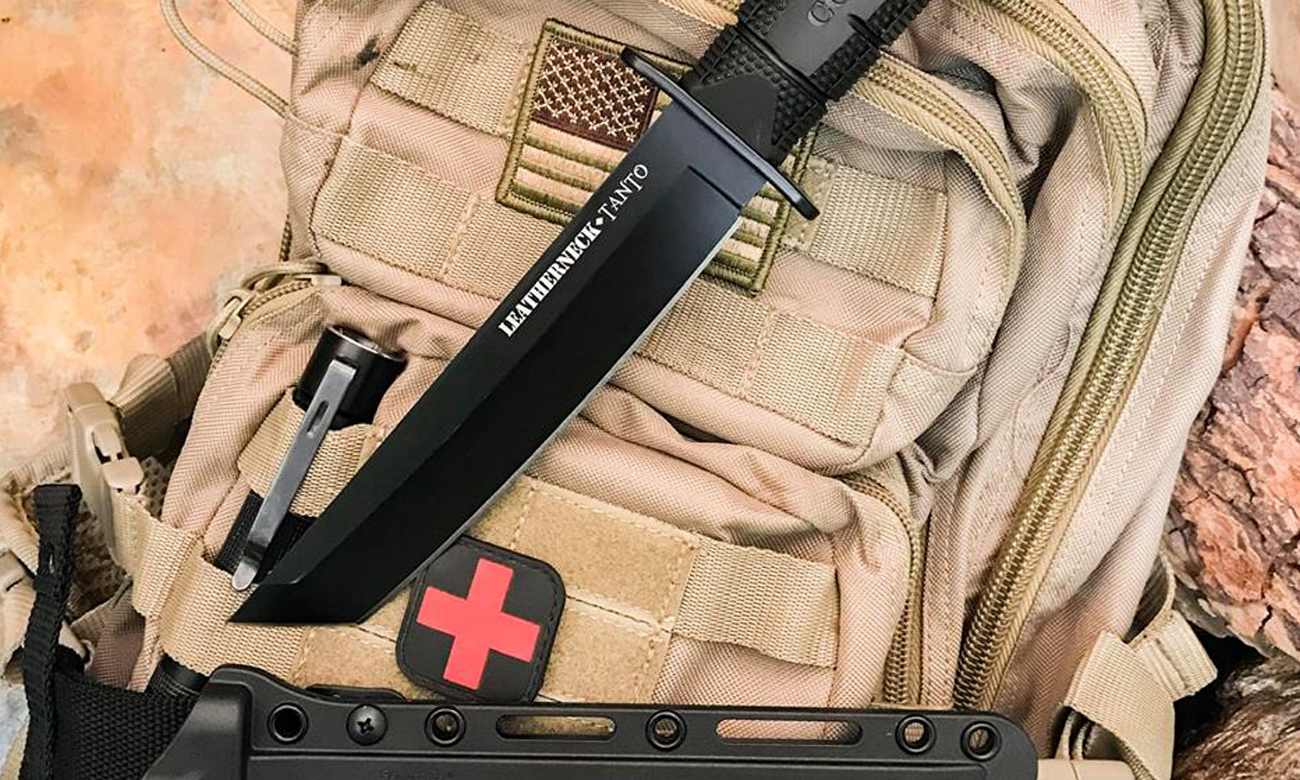 Nóż Cold Steel na plecaku