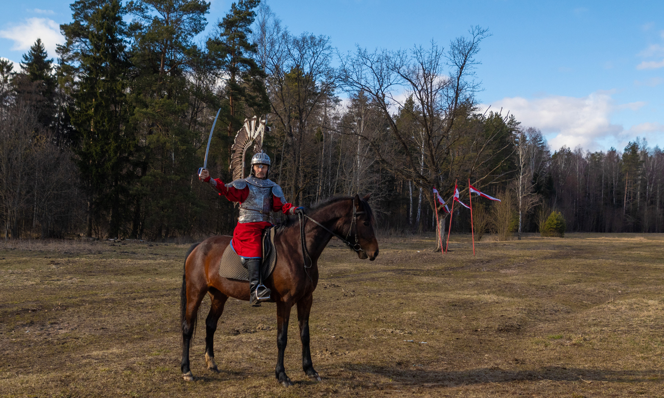 Żołnierz Husarii na koniu z szablą w dłoni