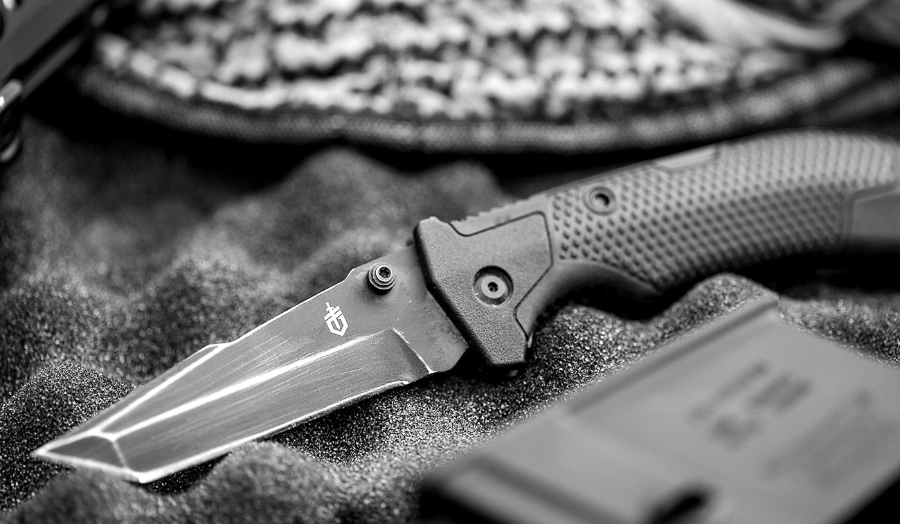 Nóż składany Gerber Gear Edict - Tanto, Fine Edge, 154CM ułożony na gąbce