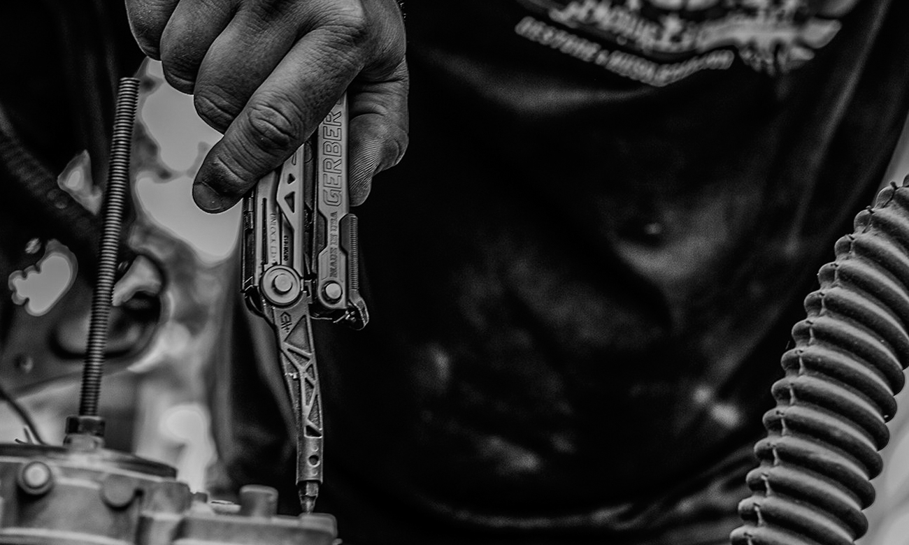 Multitool Gerber Centre Drive Bit Set w dłoni człowieka naprawiającego silnik
