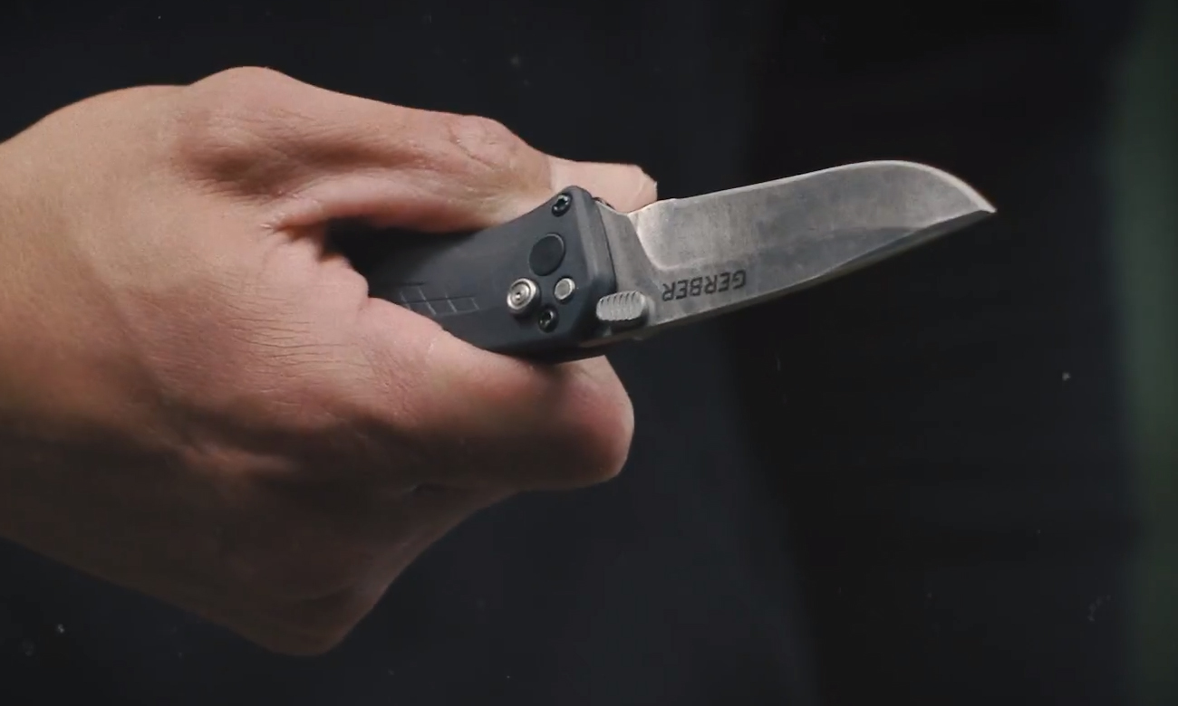 Nóż składany Gerber Gear US Assist S30V z system B.o.s.s w dłoni