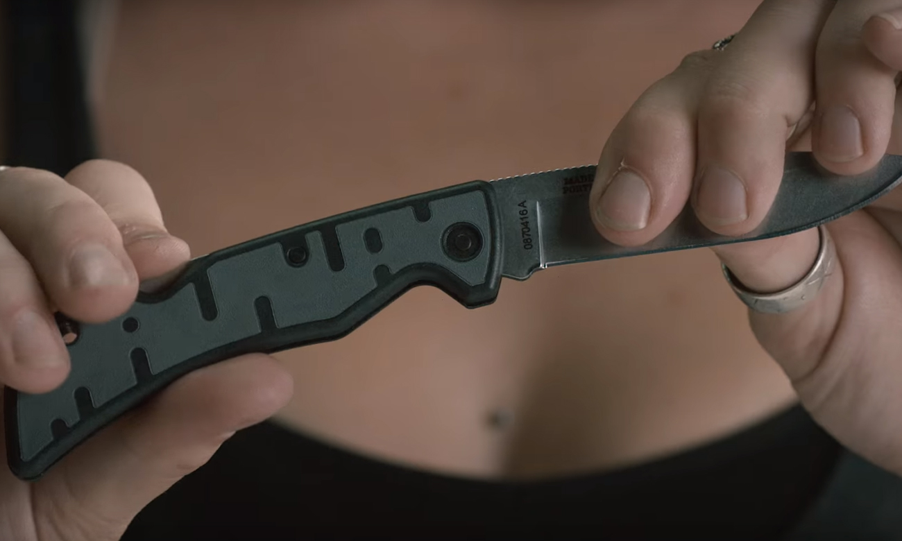 Nóż składany Gerber Gear Commuter w dłoniach