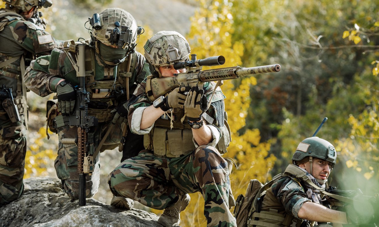 Żołnierze w akcji w spodniach helikon M65 US Woodland