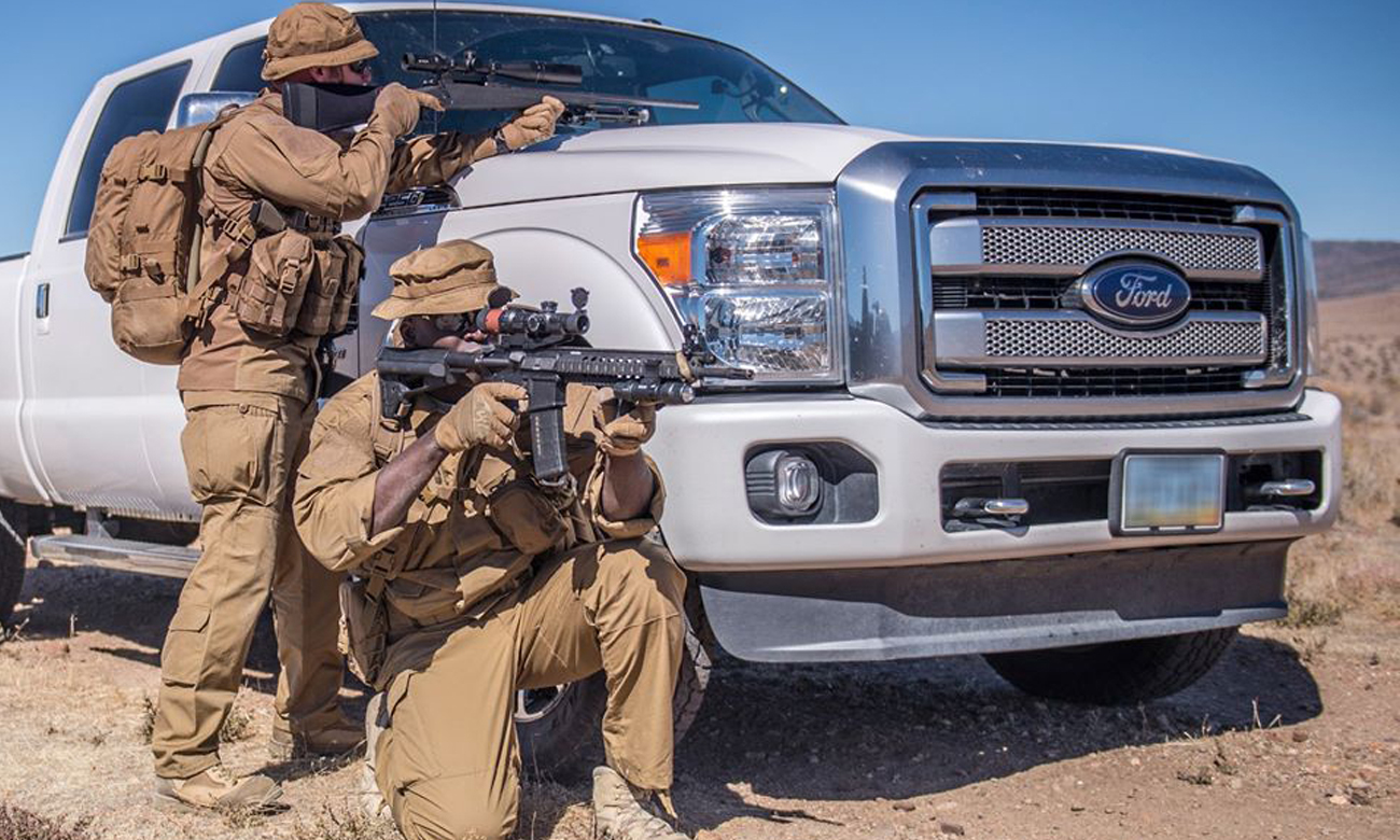 Żołnierze podczas patrolu na pustyni w spodniach helikon tex coyote