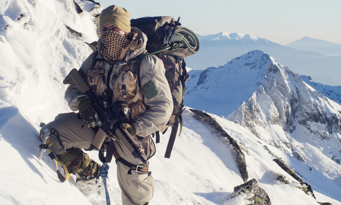 Żołnierz wspinający się po zaśnieżonym szczycie