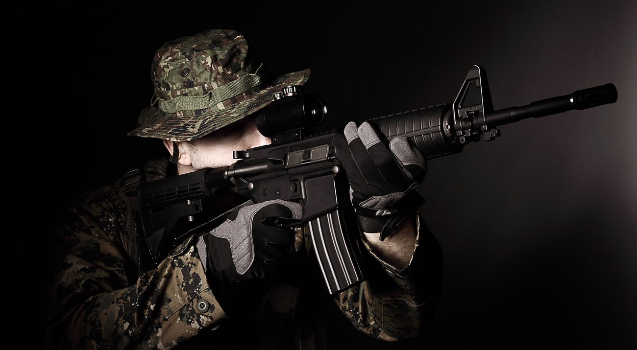 Strzelec z karabinkiem Oberland Arms M4
