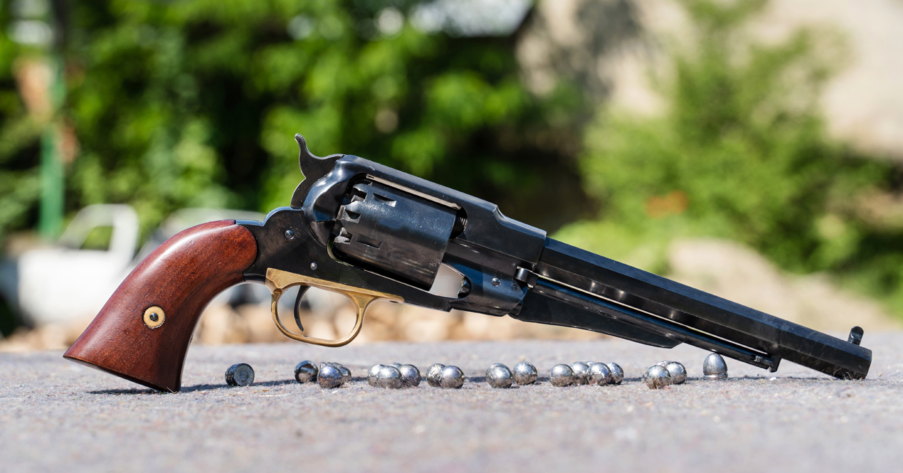 Rewolwer CP Pietta 1858 Rem. New Model Army .44 na stole wraz z amunicja