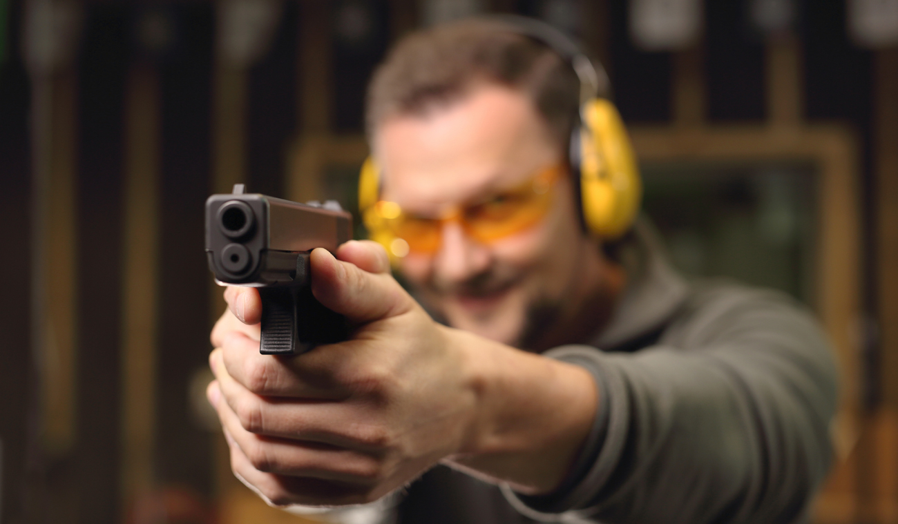 Człowiek z pistoletem Glock na strzelnicy
