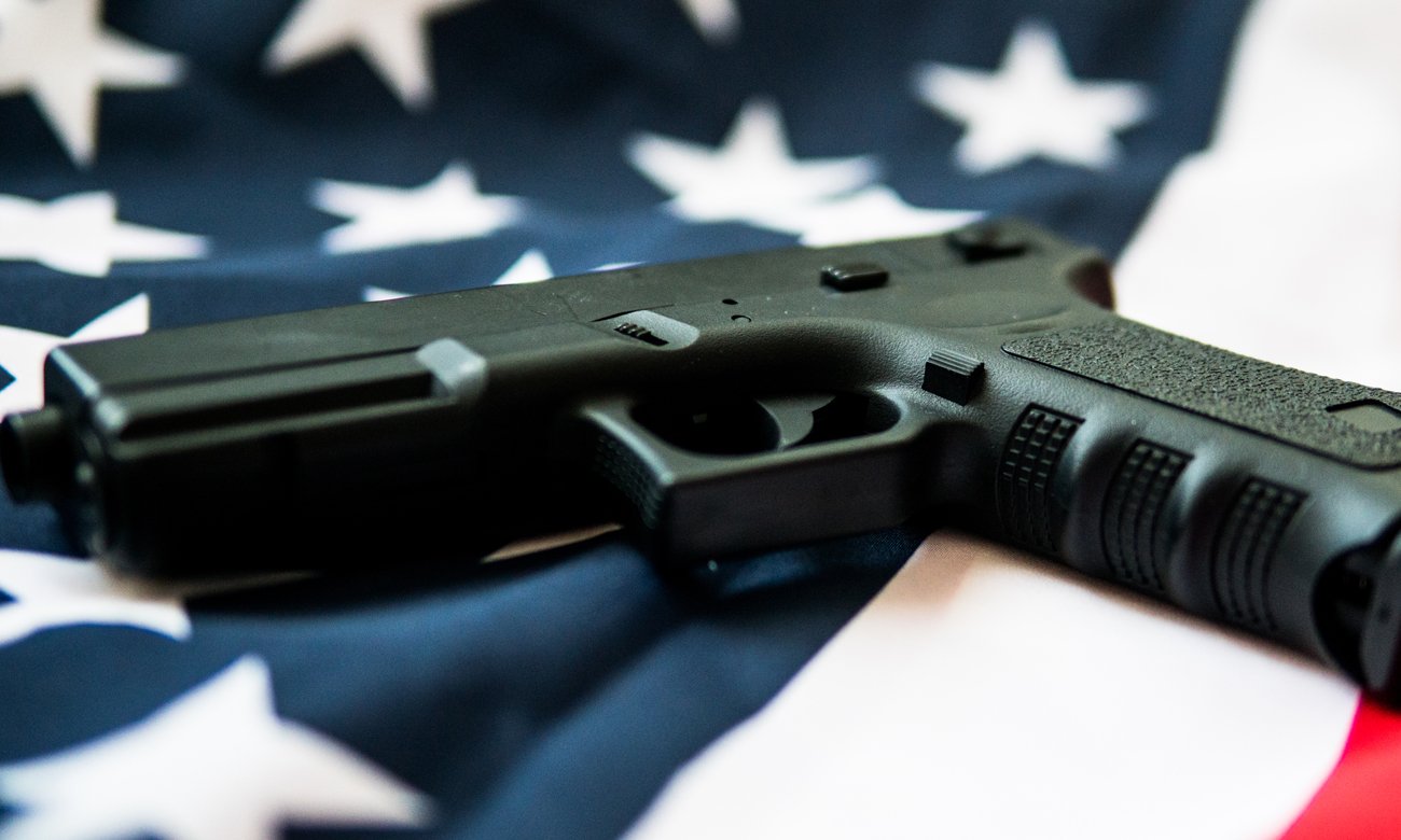 Lifestyle pistolet Glock na fladze