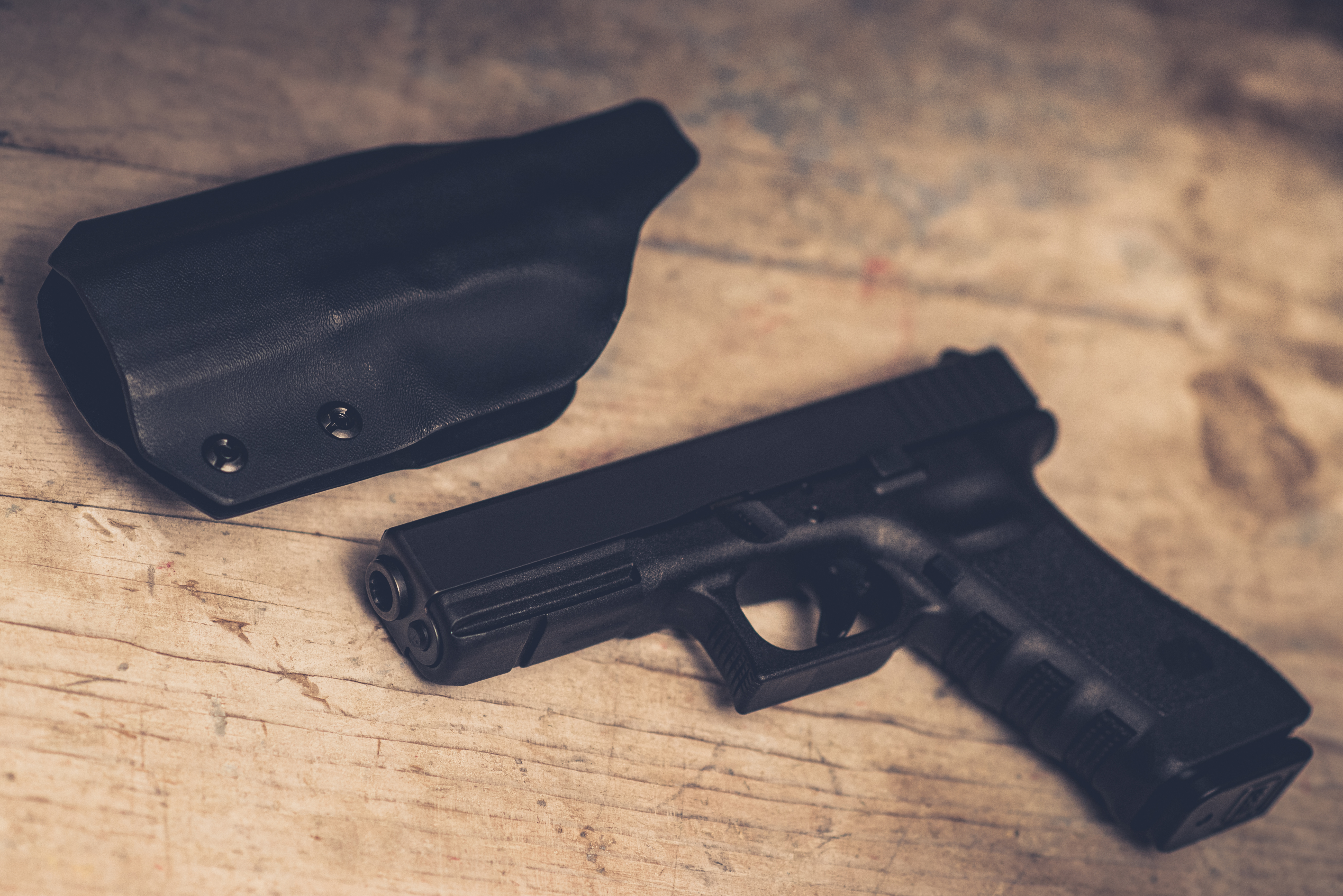 Lifestyle z pistoletem Glock na stole