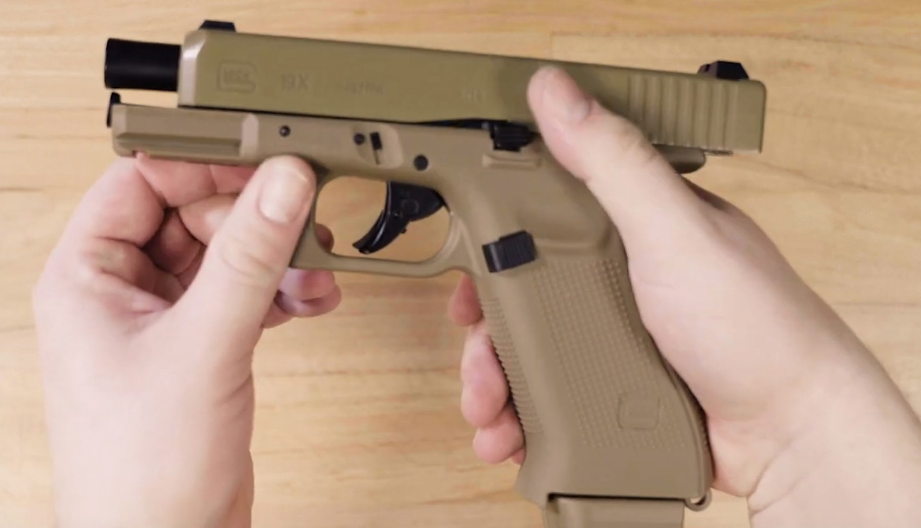 Lifestyle z pistoletem Glock 19X kal. 6 mm BB