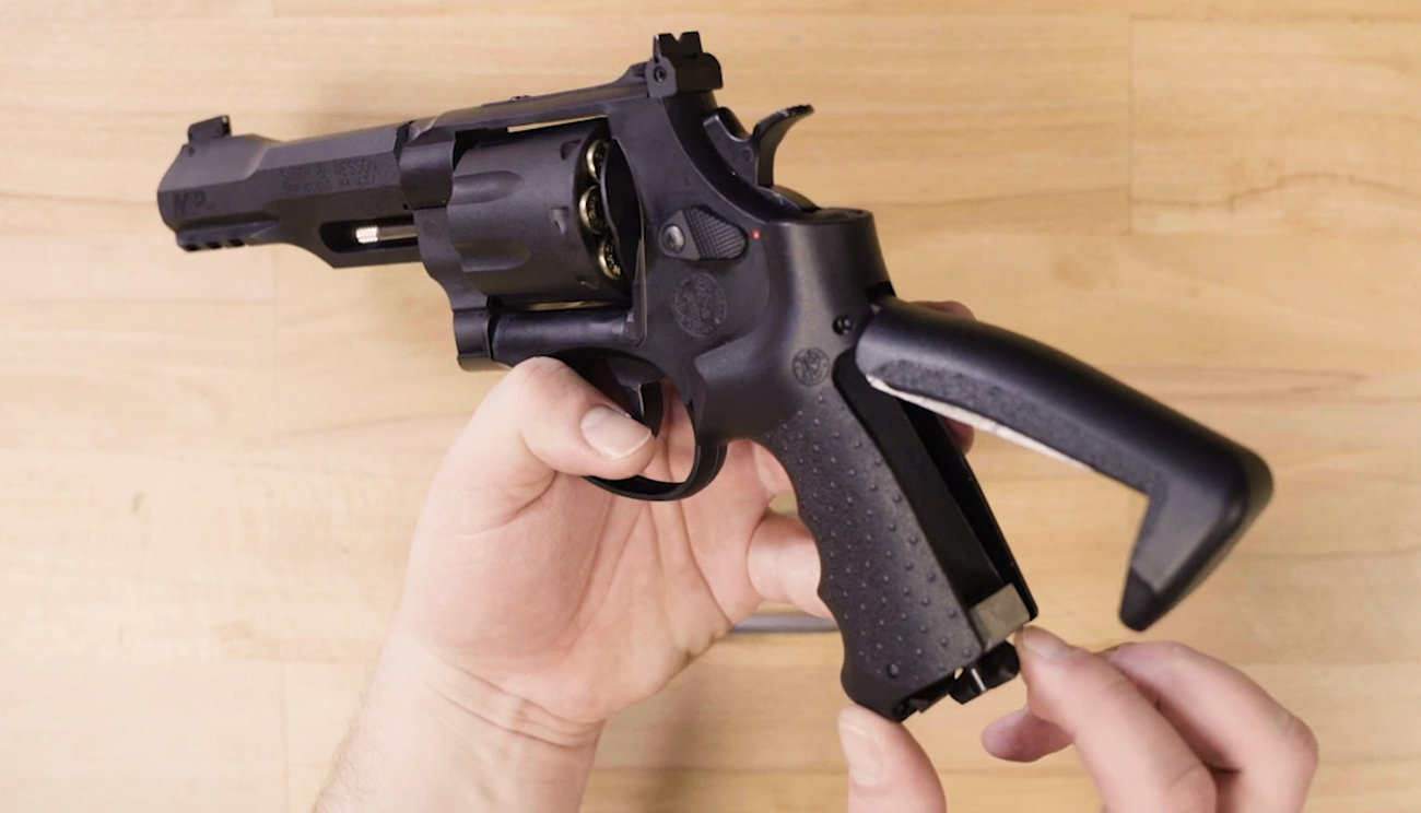 Rewolwer Smith & Wesson M&P R8 w dłoni strzelca