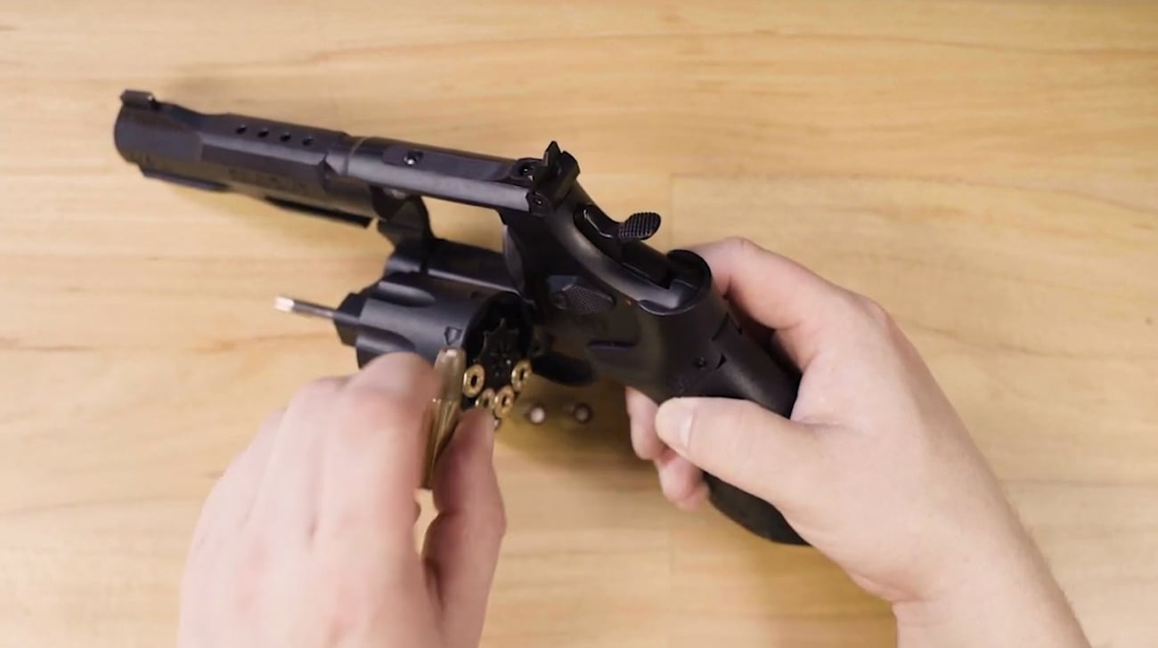 Rewolwer Smith & Wesson M&P z łusakmi w bębnie