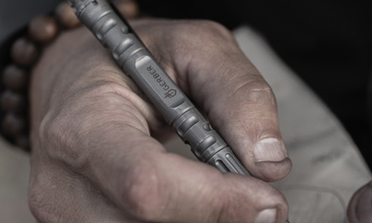 Kubotan - długopis taktyczny Gerber Gear Impromptu TP Black w dłoni