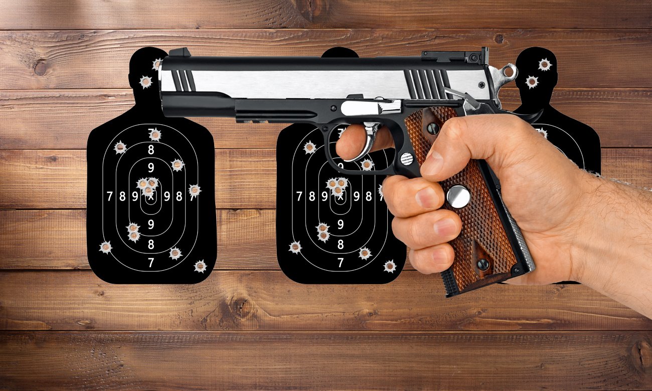 Pistolet Colt Special Combat Classic na tle tarcz strzelniczych
