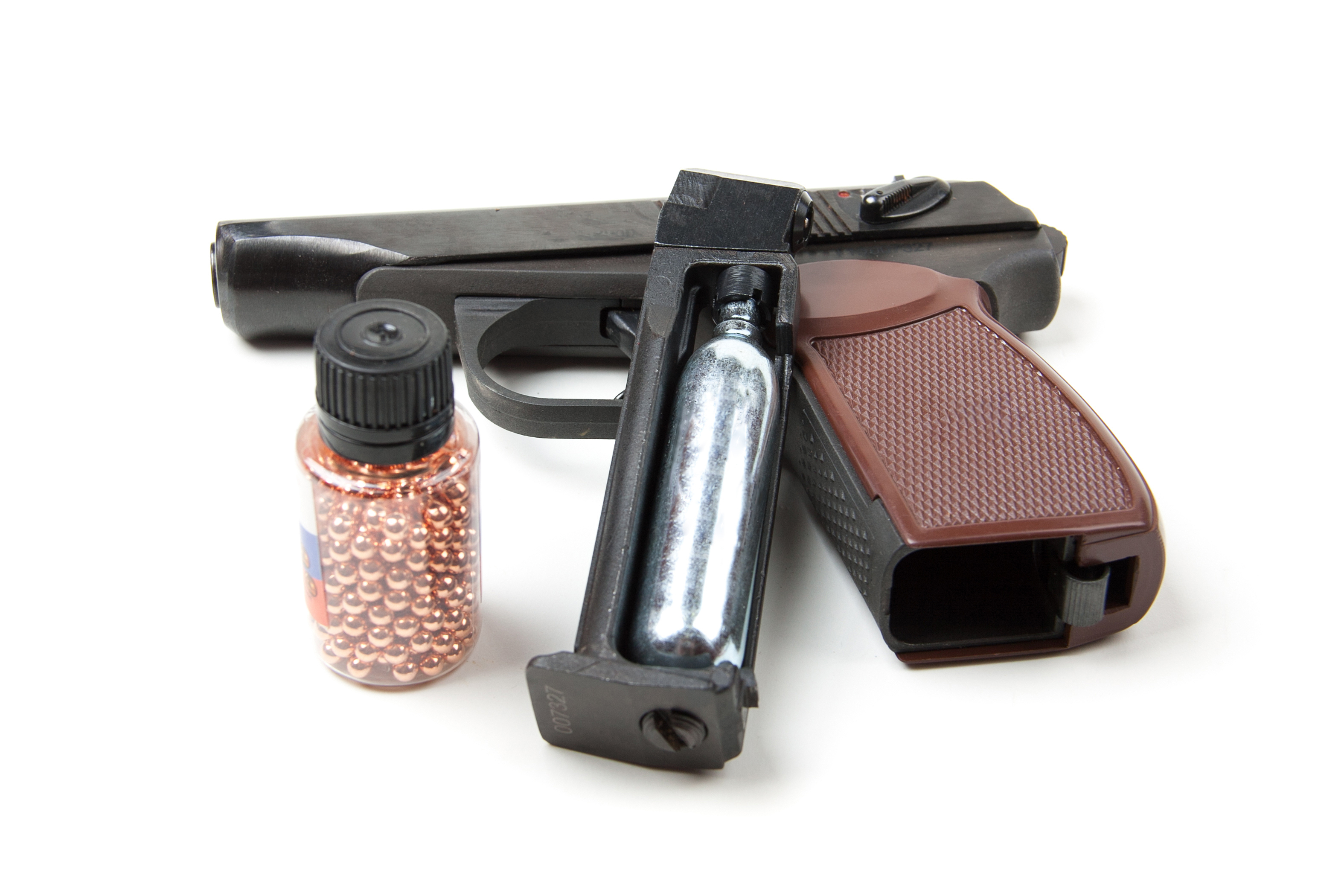 Wiatrówka pistolet Legends Makarov z wyciagniętym magazynkiem