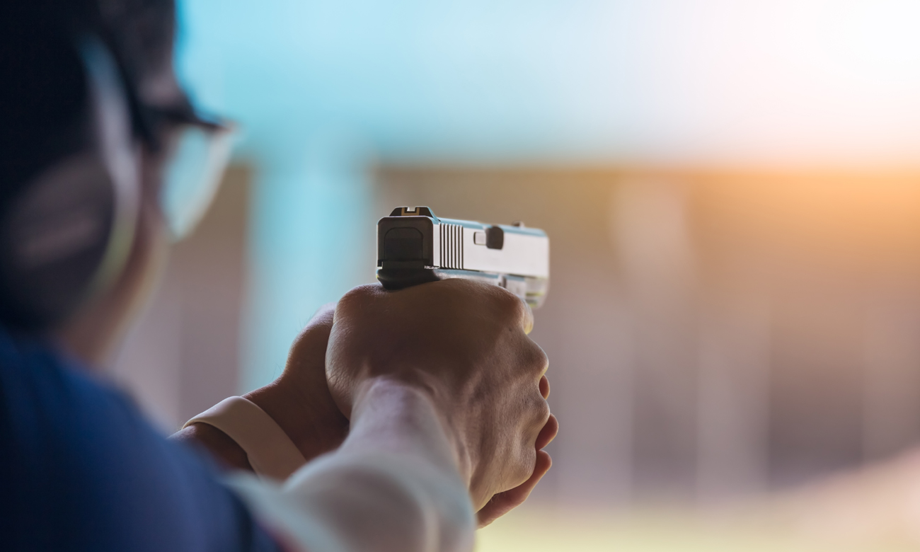 Człowiek z wiatrówką Glock na strzelnicy